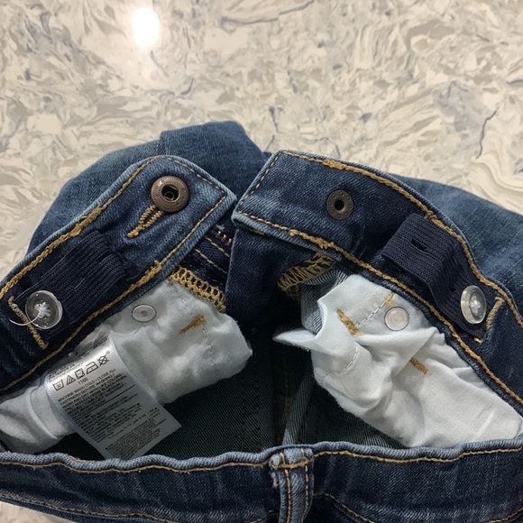 Like New! Old navy dark denim jeans. Size 5 - Picture 3 of 4